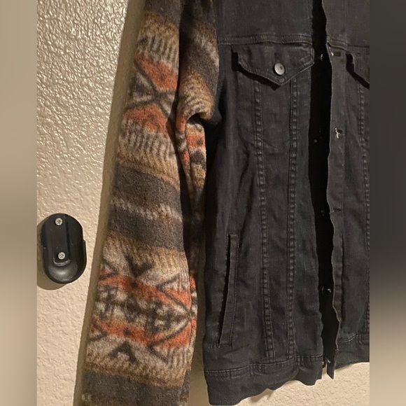 Sweet ZAK Brand Jacket!  Black denim body & Aztec tribal designed fleece sleeves - Picture 5 of 8